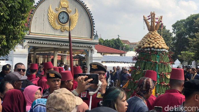 Prosesi Grebeg Besar di Masjid Gedhe Keraton Jogja, Selasa (17/6/2024).