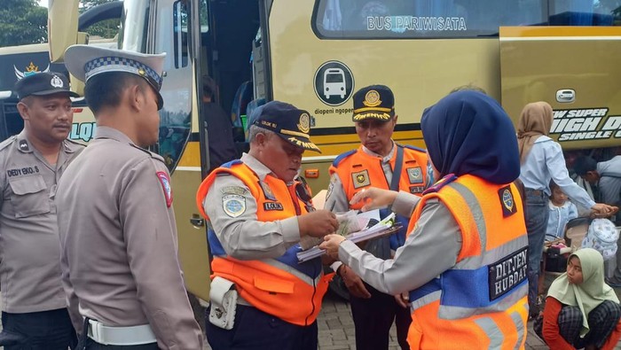 Ramp check bus wisata