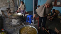 Pelaku usaha pembuat abon memanfaatkan momen Idul Adha dengan menerima jasa pembuatan abon daging sapi.