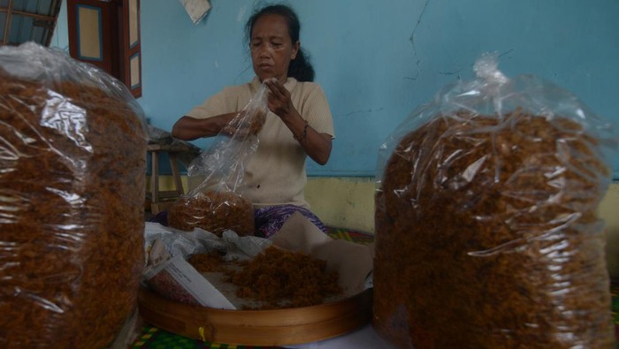 Pekerja mengemas abon daging sapi yang telah jadi di Barepan, Cawas, Klaten, Jawa Tengah, Selasa (18/6/2024).  Pelaku usaha pembuat abon memanfaatkan momen Idul Adha dengan menerima jasa pembuatan abon daging sapi yang dikenai biaya Rp40 ribu per kilogram. ANTARA FOTO/Aloysius Jarot Nugroho/Spt.