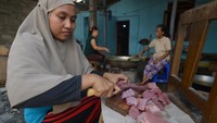 Pekerja memotong daging sapi untuk dijadikan abon daging sapi di Barepan, Cawas, Klaten, Jawa Tengah, Selasa (18/6/2024). 