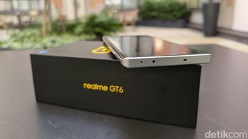 Pada sisi bagian atas terdapat mikrofon, IR blaster, dan lubang ventilasi udara. Foto: Rachmatunnisa