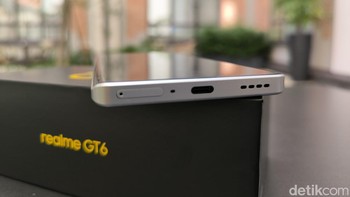 Beralih ke sisi bawah, ada port pengisi daya USB Type-C, mikrofon utama, speaker utama, dan slot SIM card yang mendukung dual 5G dari dua kartu nano-SIM. Foto: Rachmatunnisa