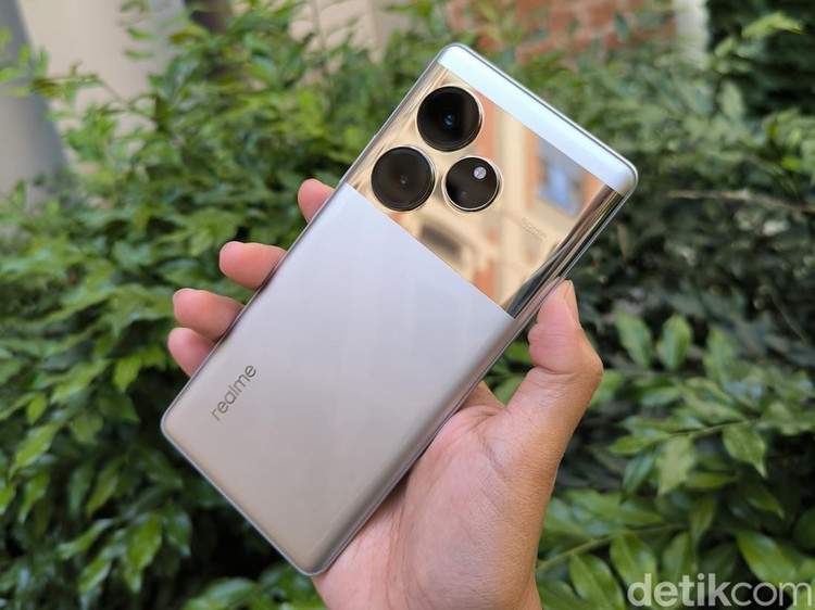 Realme GT 6