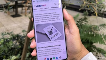 Layarnya memiliki lengkungan ke bagian tepi, menambah kesan perangkat lebih ramping dan nyaman digenggam. Foto: Rachmatunnisa