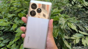 Unit Realme GT 6 dalam genggaman detikINET adalah varian berwarna perak. Kesan pertama yang muncul melihatnya adalah tampilan GT 6 yang tampak premium dan berkilau karena balutan casingnya yang glossy. Foto: Rachmatunnisa