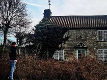 Penjelajah Temukan Rumah Terbengkalai dan Angker, Pas Masuk Langsung Sedih