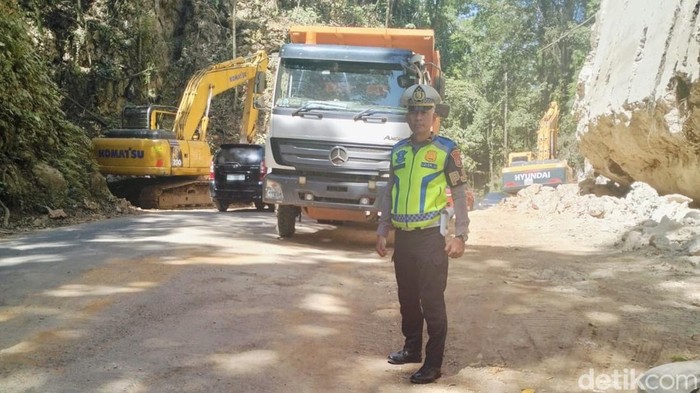 Satgas Kappang mengatur lalu lintas di Hutan Karaenta.
