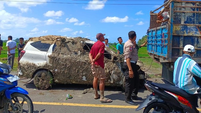 Sebuah minibus mengalami kecelakaan tunggal dengan terjun ke sawah di Kabupaten Bone, Sulawesi Selatan (Sulsel).