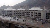 Sebagian wilayah Makkah diguyur hujan sekitar pukul 16.00 waktu Arab Saudi setelah sebelumnya sempat adanya peringatan cuaca panas ekstrem yang akan berlangsung pada Senin 17 Juni siang waktu Arab Saudi. 