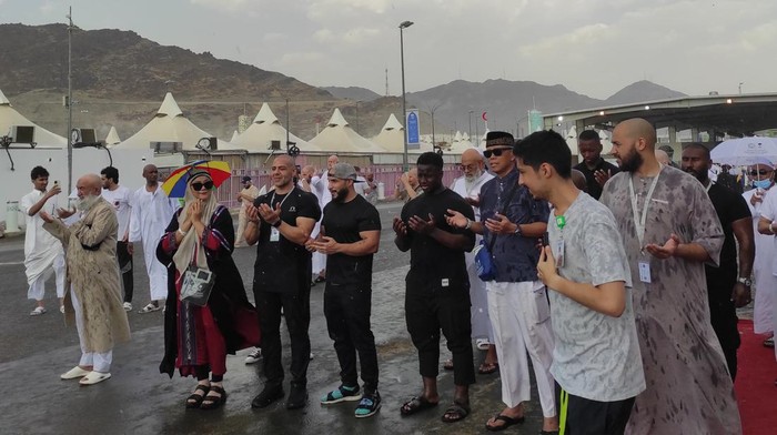 Semringah Jemaah Haji Saat Hujan Mengguyur Makkah Umat muslim berjalan kaki saat cuaca hujan di Mina, Makkah, Arab Saudi, Senin (17/6/2024). Sebagian wilayah Makkah diguyur hujan sekitar pukul 16.00 waktu Arab Saudi setelah sebelumnya sempat adanya peringatan cuaca panas ekstrem yang akan berlangsung pada Senin 17 Juni siang waktu Arab Saudi. ANTARA FOTO/Luqman Hakim/sgd/nym.