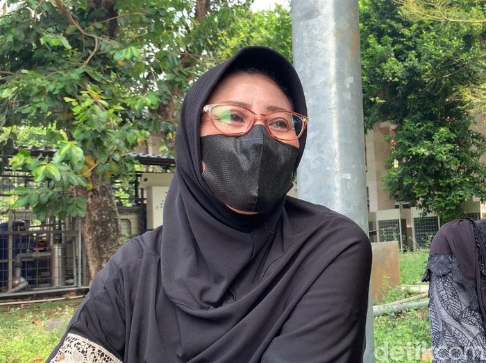 Seorang warga asal Slipi Jakarta Barat, Aimel (54), rela datang pagi-pagi demi lihat sapi-sapi gemoy di Istiqlal (Dwi Rahmawati/detikcom)