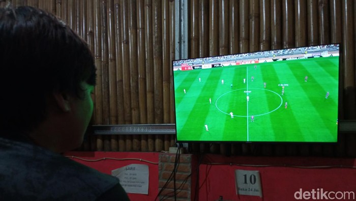 Seorang warga saat sedang bermain Playstation