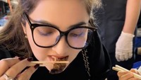 Ashanty juga tampak menikmati pesanan daging sapi panggangnya. Ia juga memesan unagi dan ceker ayam untuk melengkapi santapannya. Foto: TikTok Ashanty Hermansyah