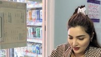 Pada 14 Juni 2024, Ashanty mengunggah video jajan di minimarket Korea Selatan. Sampai Korea belum mandi belum tidur langsung samperin minimarket cobain kopi susu pisang, tulisnya di keterangan video. Foto: TikTok Ashanty Hermansyah