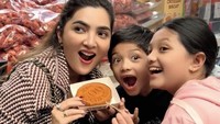 Ke Gwangjang Market yang terkenal penuh kuliner enak, Ashanty dan kedua anaknya cicip jajanan O Baek Ppang. Berupa waffle bentuk koin isi keju yang mulur! Foto: TikTok Ashanty Hermansyah