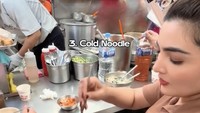 Gerai Kalguksu Noodle jadi incaran Ashanty selanjutnya. Ia mencicipi spicy noodle, cold noodle, hingga mandu ukuran raksasa di sini. Yummy! Foto: TikTok Ashanty Hermansyah