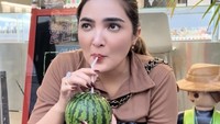 Ke kawasan Hongdae yang hits, Ashanty tak lupa kulineran. Ia menikmati minuman dalam buah semangka asli yang menyegarkan. Foto: TikTok Ashanty Hermansyah