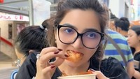 Jajanan unik yang ia coba selanjutnya adalah udang goreng kelapa. Pastinya juicy dan gurih bikin nagih! Foto: TikTok Ashanty Hermansyah