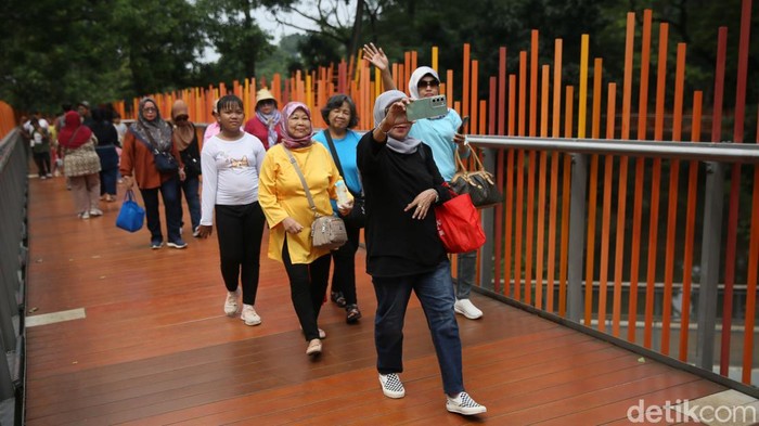 Sejumlah pengunjung menikmati fasilitas di Tebet Eco Park, Jakarta, Selasa (18/6/2024).