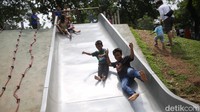 Warga memanfaatkan waktu liburnya dengan berwisata di area Tebet Eco Park.