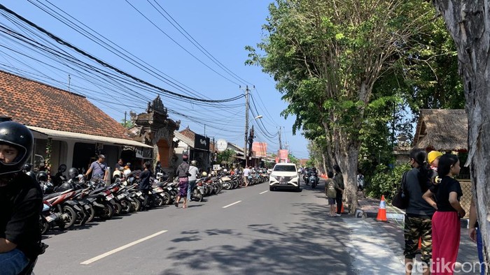 Situasi lalu lintas di sekitar Taman Budaya Art Center, Jalan Nusa Indah, Denpasar, Selasa (18/6/2024). (Rizki Setyo Samudro/detikBali)