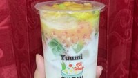 Es teler buatan Yuumi Es Teler Sultan ditempatkan dalam cup sehingga lebih praktis dinikmati. Isiannya lengkap, termasuk jelly dan mutiara. Harganya sekitar Rp 18 ribuan per cup. Foto: Yuumi Es Teler Sultan