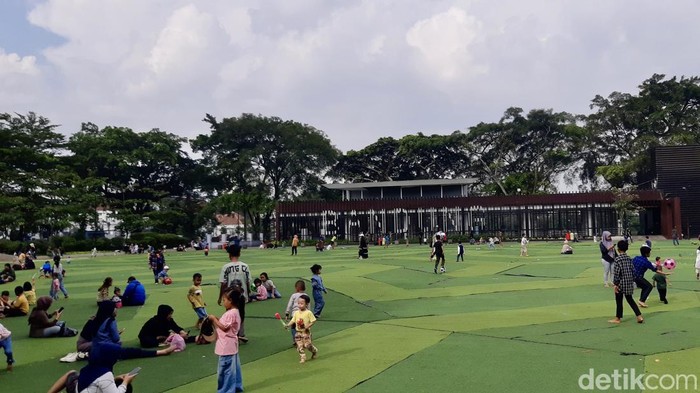 Suasana Alun-alun Bandung saat libur Iduladha.