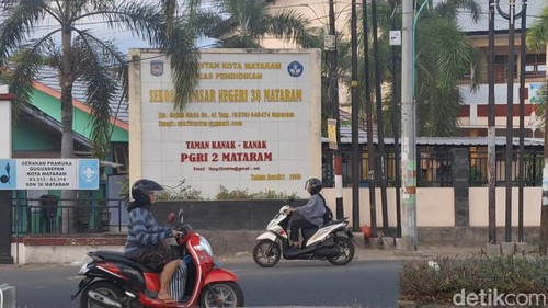 Suasana di depan SD 38 Mataram, Selasa (18/6/2024). SD 38 Mataram adalah salah satu sekolah yang siap melaksanakan PPDB 2024. (Nathea Citra/detikBali)