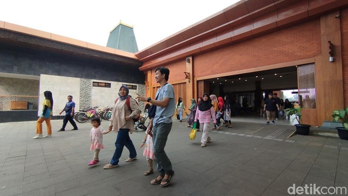 Taman Mini Indonesia Indah (TMII), Jakarta Timur, menjadi tujuan wisata warga saat momen libur Idul Adha 2024 (Maulana Ilhami Fawdi/detikcom)