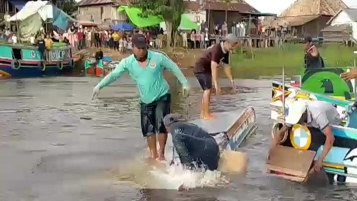 Tangkap Layar video yang beredar di masyarakat speedboat  wisata membawa 10 penumpang terbaik di Ogan Ilir.