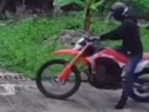 Viral Pencurian Motor Trail di Depok, Pelaku Tinggalkan Gorengan di TKP