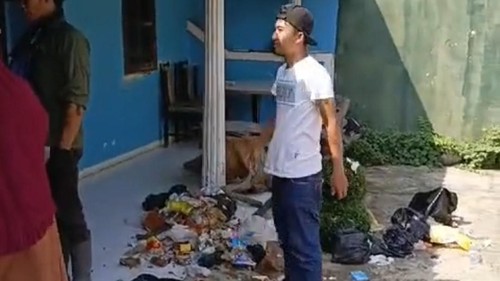 Tangkapan layar video viral warga kembalikan sampah ke rumah warga.