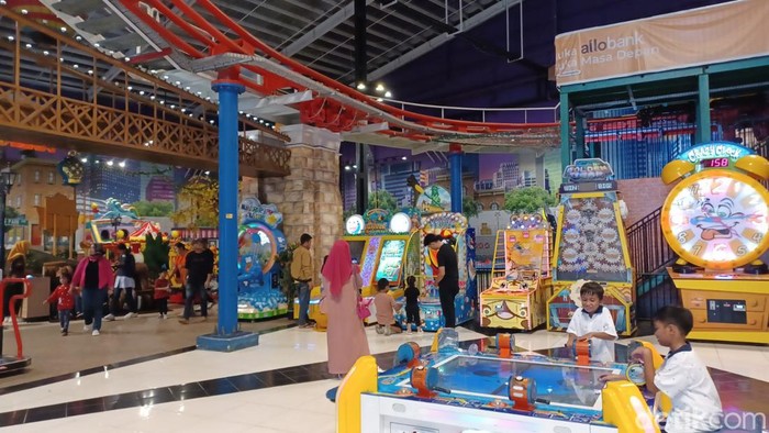 Transmart Palembang ramai pengunjung di momen liburan Idul Adha. Di hari kedua Lebaran ini, anak-anak berbondong-bondong ke Trans Studio Mini.