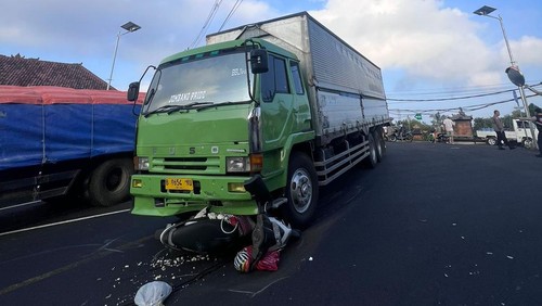 Truk tronton bertabrakan dengan pengendara motor di simpang tiga Antosari, Selemadeg Barat, Tabanan, Selasa (18/6/2024) pagi. (Dok. Satlantas Polres Tabanan)