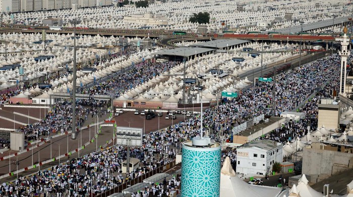 Muslim pilgrims walk on the second day of the Satan stoning ritual, during the annual haj pilgrimage, in Mina, Saudi Arabia, June 17, 2024. REUTERS/Mohammed Torokman