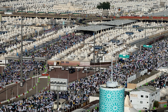 Muslim pilgrims walk on the second day of the Satan stoning ritual, during the annual haj pilgrimage, in Mina, Saudi Arabia, June 17, 2024. REUTERS/Mohammed Torokman