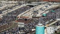 Para jemaah haji berdesakan saat ritual lempar jumrah pada Senin 11 Zuhijjah 1445 H atau 17 Juni 2024 sore.