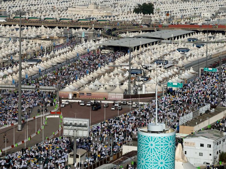 Tumpah Ruah Jemaah Haji Saat Ritual Lempar Jumrah