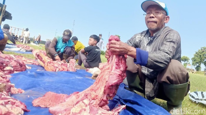 Tunut Rohman, buruh tani di Dusun Krajan Desa Batur, Banjarnegara menabung mulai  Rp 10 ribu untuk kurban Idul Adha.