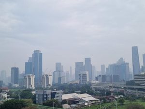 Emisi hingga Bakar Sampah di Balik Kualitas Udara Jabodetabek Parah