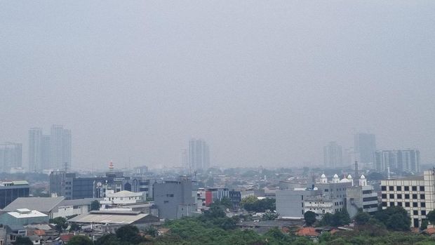 Udara Jakarta ditutupi kabut pada pukul 09.30 WIB, Selasa (18/6/2024)-(Haris/detikcom)