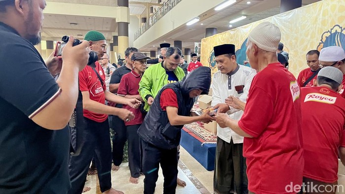 Warga antre dalam pembagian daging kurban di Masjid Raya Bandung, Selasa (18/6/2024).