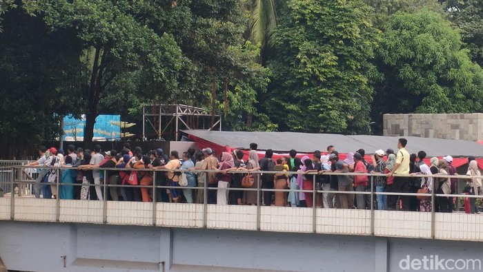 Warga Masih Harap Dapat Hewan Kurban Langsung di Istiqlal, Antrean Panjang. (Dwi R/detikcom)