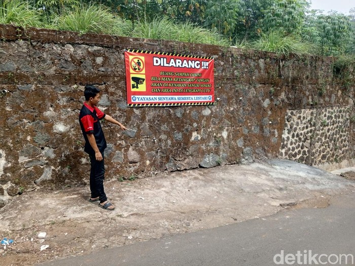 Warga memperlihatkan tempat terlarang untuk membuang sampah di Tanjungsari, Sumedang