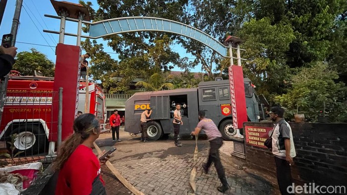 Water cannon dikerahkan padamkan kebakaran gudang kayu di Giripeni, Selasa (18/6/2024).