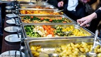 Hindari makan buffet, karena kebanyakan makanan di restoran buffet kualitasnya tak bagus karena dimasak secara masal. Foto: Ilustrasi DailyMailUK