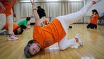 Aksi Nenek-nenek di Jepang Semangat Ikut Kelas Breakdance
