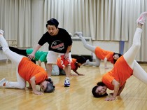 Aksi Nenek-nenek di Jepang Semangat Ikut Kelas Breakdance