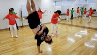 Yusuke Arai, 38, instruktur Ara Style Senior menari saat sesi latihan di Tokyo, Jepang, 24 Mei 2024.  